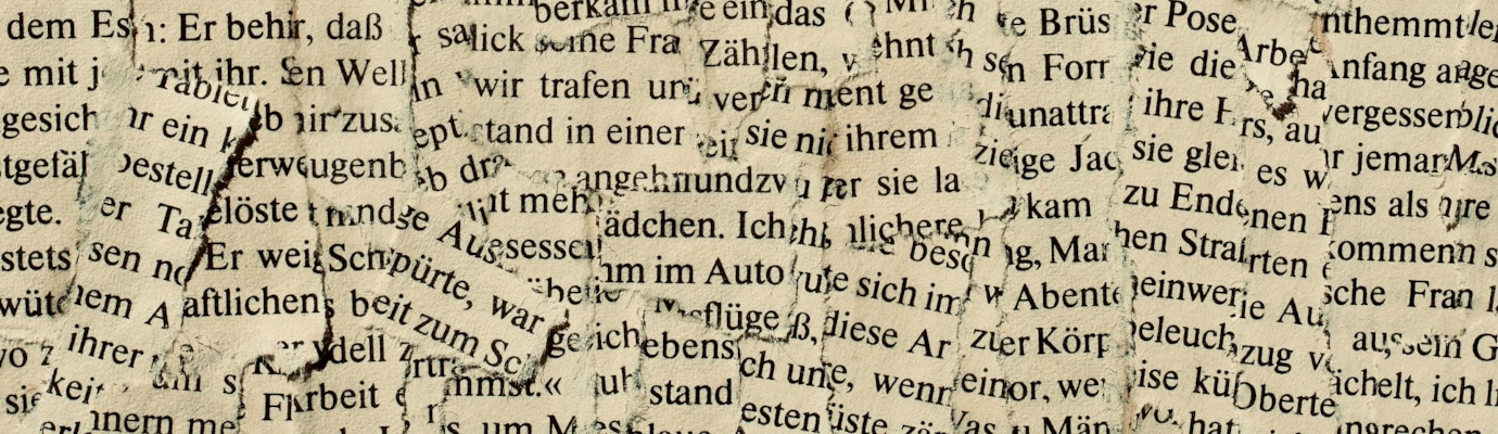 Mit Text bedruckte Papierschnipsel