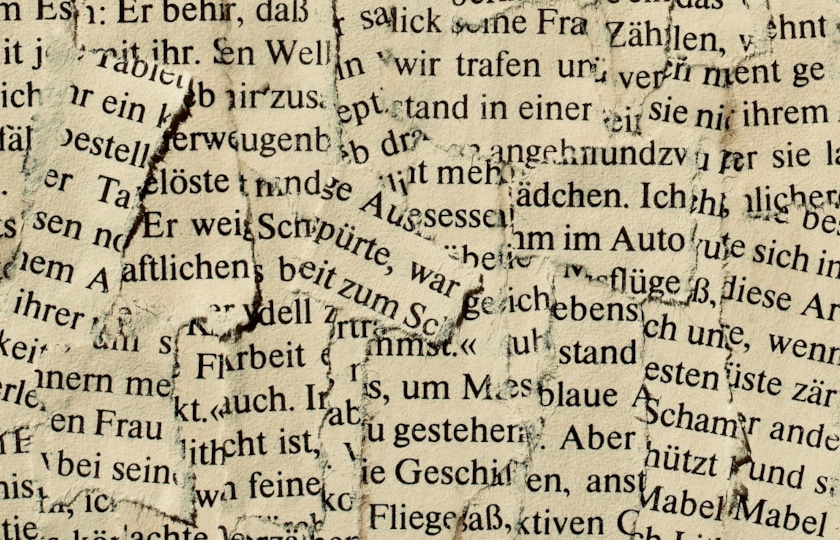 Mit Text bedruckte Papierschnipsel