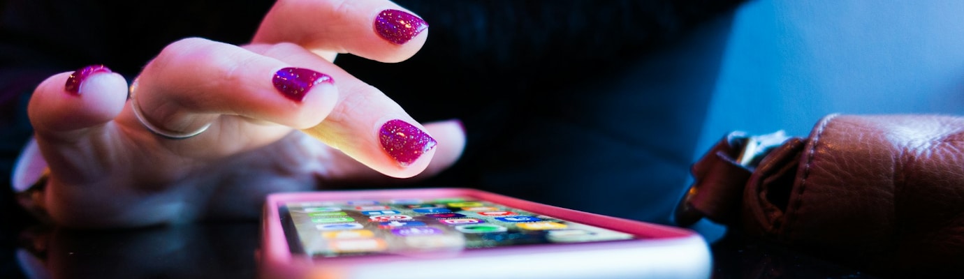 Hand tippt auf Smartphone