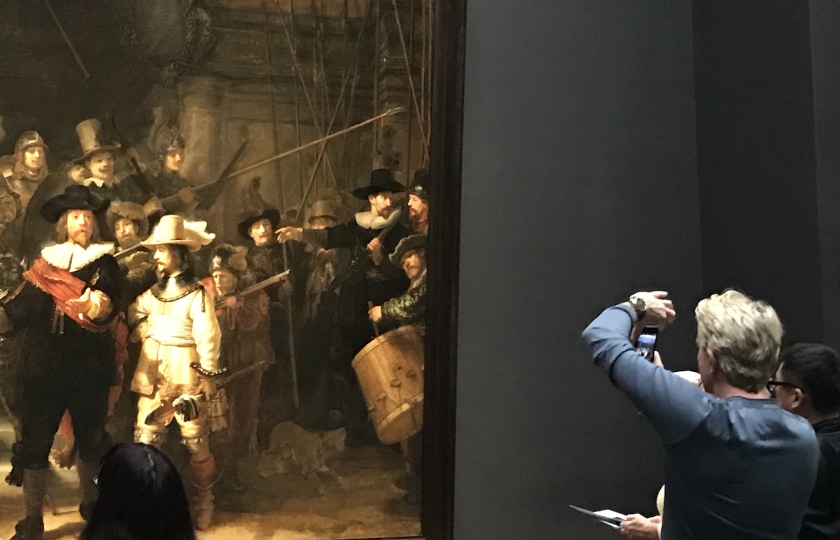 Menschen vor einem Gemälde im Amsterdamer Rijksmuseum