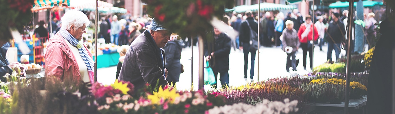 Kunden an Blumenstand auf einem Markt