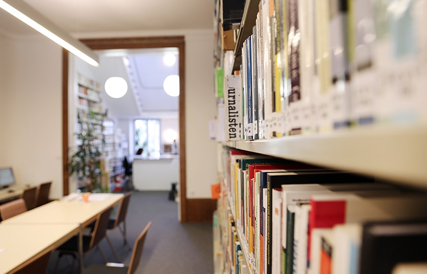 Blick in die Bibliothek, Regalbord mit Literatur zu "Journalismus"