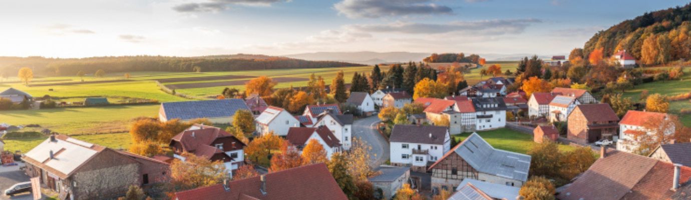 Idylle Landschaft mit Häusern und Sonnenschein