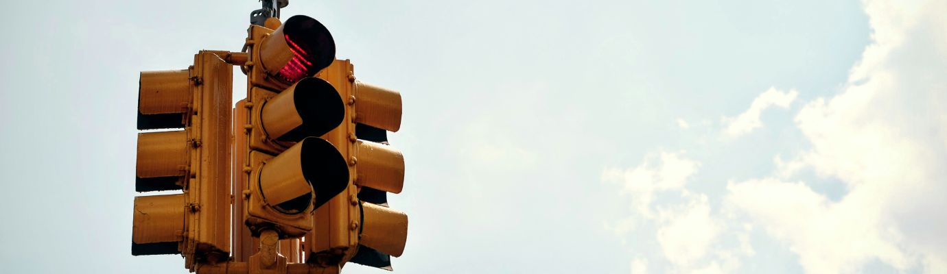 Ampel vor Himmel. Die Ampel zeigt auf rot.