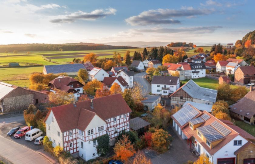 Idylle Landschaft mit Häusern und Sonnenschein