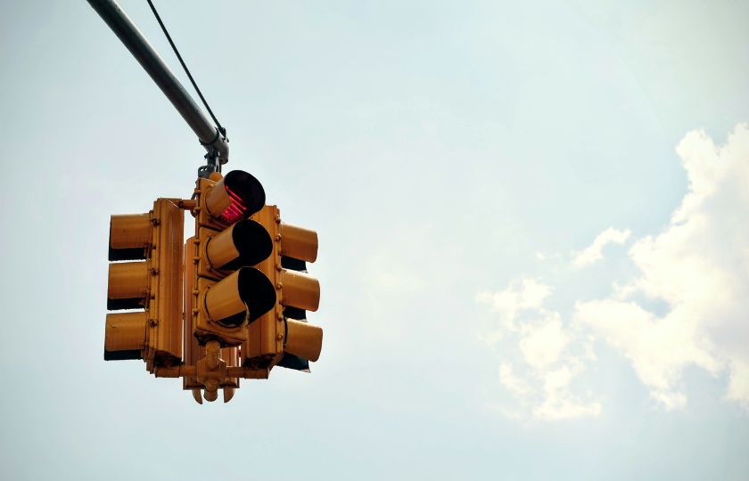 Ampel vor Himmel. Die Ampel zeigt auf rot.