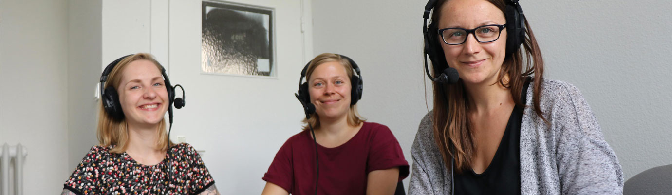 Johanna Sebauer (rechts) mit ihren Gesprächspartnerinnen Anna Sophie Kümpel (links) und Lisa Merten (Mitte) für den BredowCast #46 zur Nachrichtennutzung auf Facebook im August 2019.