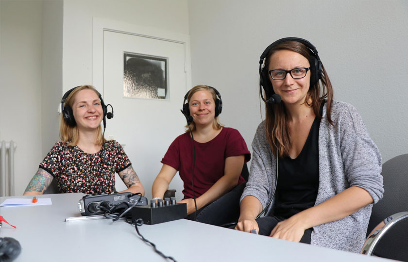 Johanna Sebauer (rechts) mit ihren Gesprächspartnerinnen Anna Sophie Kümpel (links) und Lisa Merten (Mitte) für den BredowCast #46 zur Nachrichtennutzung auf Facebook im August 2019