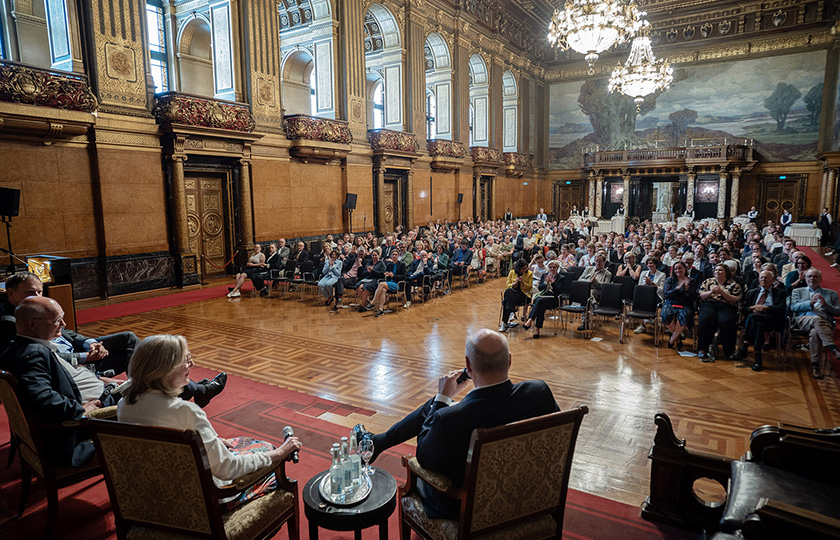 Blick von der Bühne im Festsaal des Hamburger Rathauses auf zahlreiches Publikum
