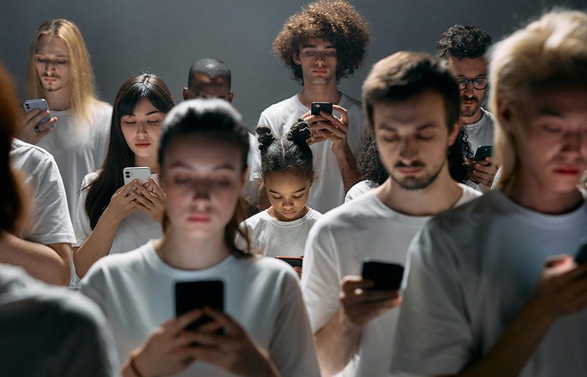Eine Gruppe junger Leute schaut auf ihr Handy