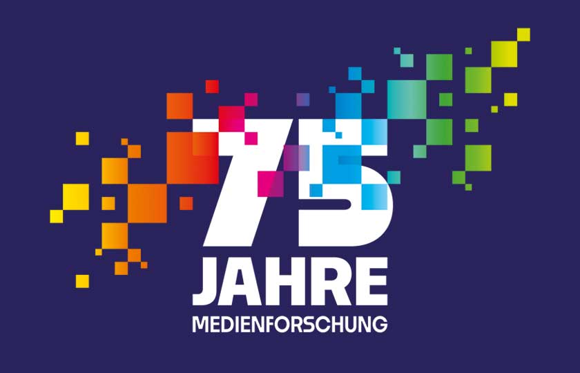 Logo des Jubiläums: Der schriftzug 75 Jahre Medienforschung wird von buntem Konfetti umschwirrt